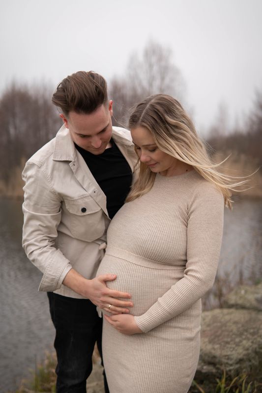Paar beim Babybauch-Shooting