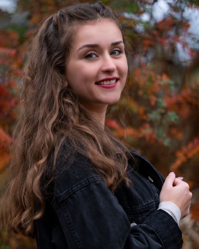 Portrait einer Frau im Herbst
