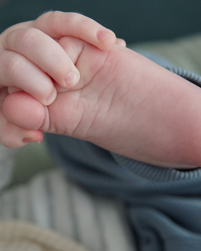 Babyfuß im Wochenbett